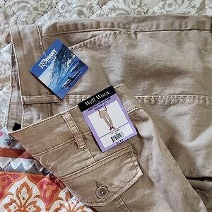 Well Worn Women's Khaki High Rise Cargos.
